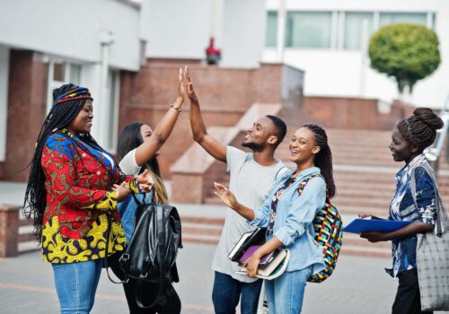 groupe-cinq-etudiants-africains-passant-du-temps-ensemble-campus-cour-universite-amis-afro-noirs-etudient-se-donnent-high-five_627829-5999